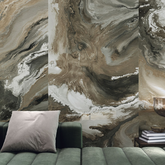 Baldocer Cerámica Nexside 'Bron', bruingrijze marmerlook wandpanelen achter een groene bank met roze kussen