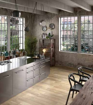 Tuscania North Wind 'Oak', lichte houtlook vloertegels in een loftkeuken met grote stalen ramen en betonlook wanden