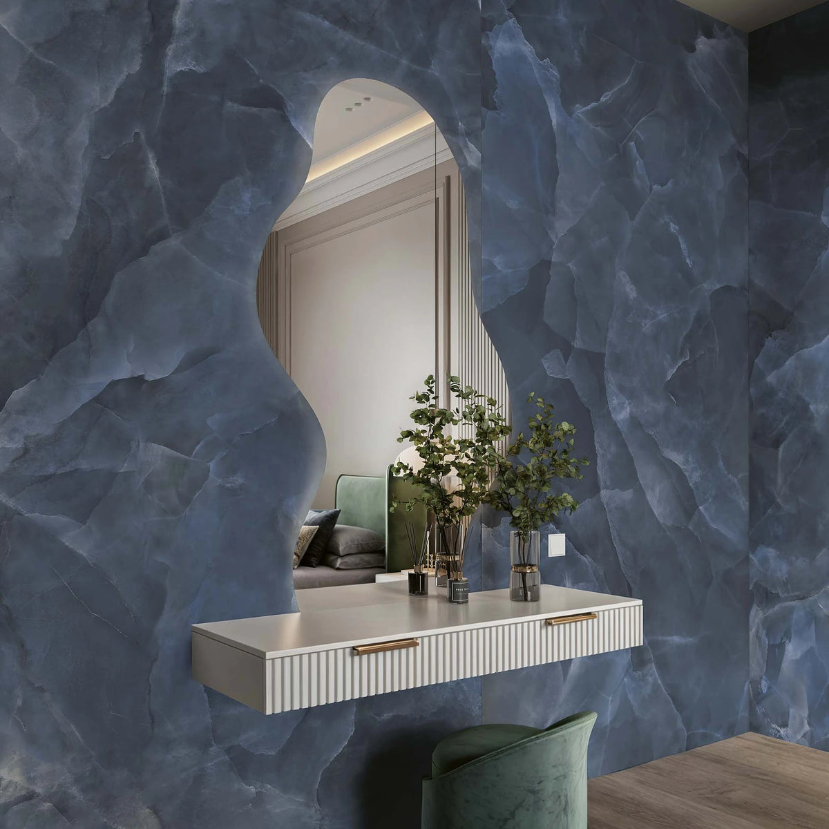 EnergieKer Onyx 'Blue', blauwe onyxlook wand, hier 120x280cm, achter een zwevende kaptafel met spiegelnis