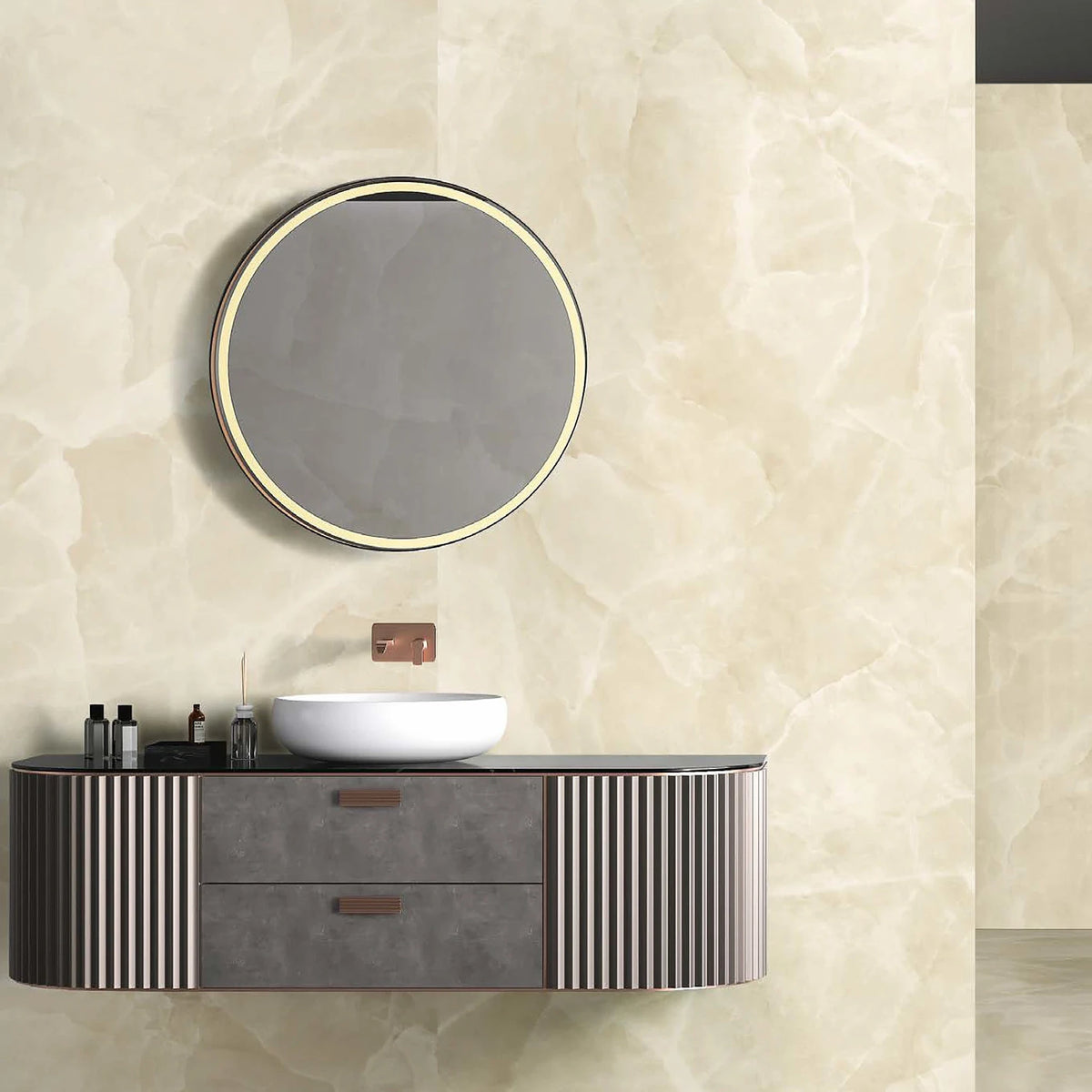 EnergieKer Onyx 'Ivory', crème onyxlook wandtegels achter een zwevend badmeubel met ronde spiegel