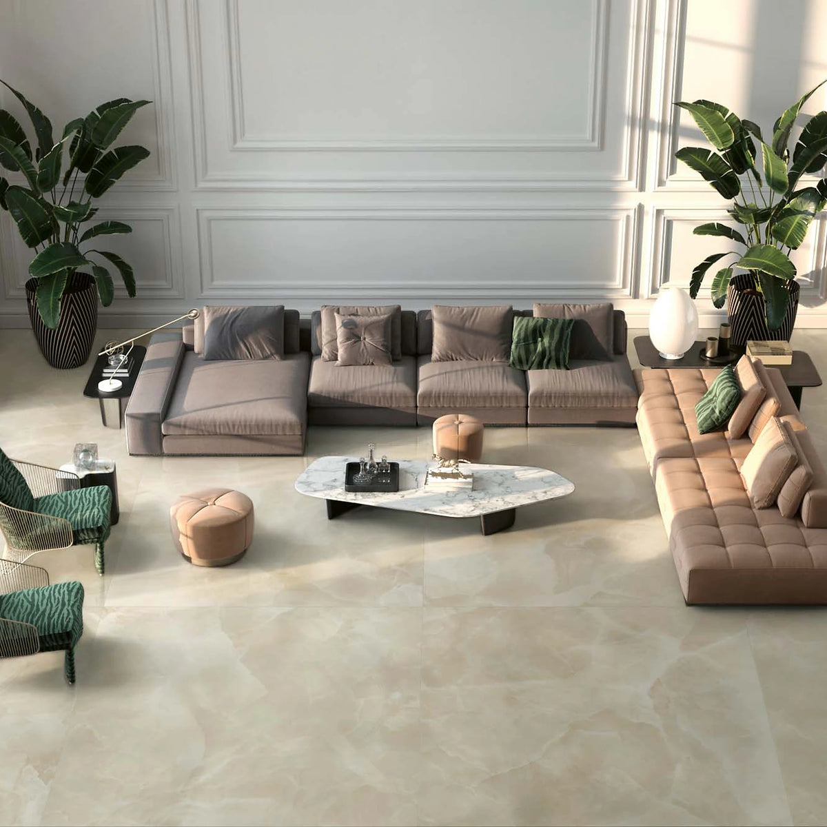 EnergieKer Onyx 'Ivory', crème onyxlook vloer, hier 120x120cm, in een lichte woonkamer met hoekbank