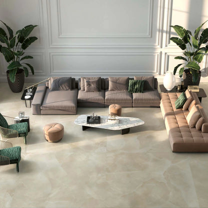 EnergieKer Onyx 'Ivory', crème onyxlook vloer, hier 120x120cm, in een lichte woonkamer met hoekbank