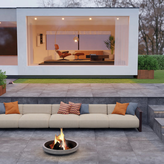 EnergieKer Parker 'Anthracite', antraciet betonlook vloertegels 80x80cm op een verzonken terras met loungebank en vuurschaal