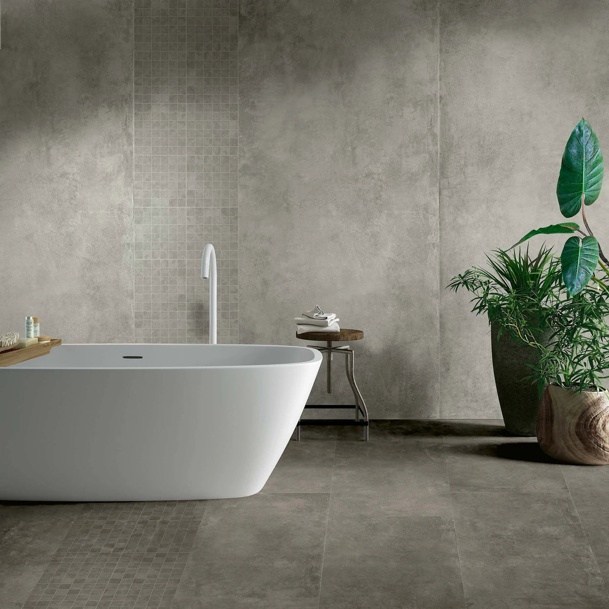 EnergieKer Parker 'Grey', grijze wandtegels, hier 120x280cm met mozaïek, in een badkamer met vrijstaand bad en plant