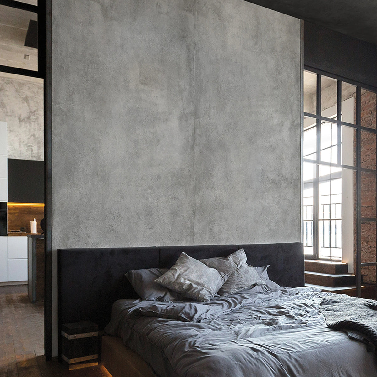 EnergieKer Parker 'Smoke', grijze wandtegels, hier in groot wandformaat, achter het bed in een loftslaapkamer