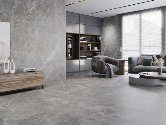 Azulejos Benadresa Pietra Antica 'Grigio', donkergrijze marmerlook tegels in een woonkamer met dressoir en kastenwand