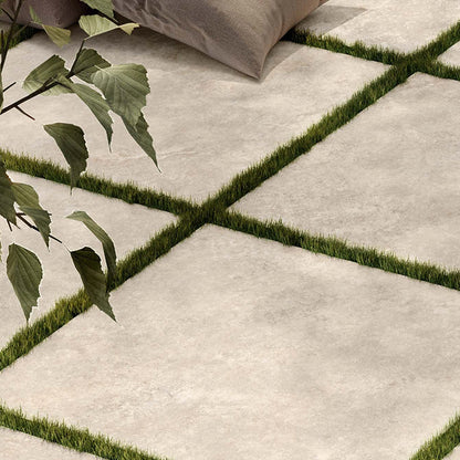 Casalgrande Padana Pietra Tiburtina 'Campidoglio Anticata Cross', buitenvloer in Cross Grip 60x60 met gras in de voegen
