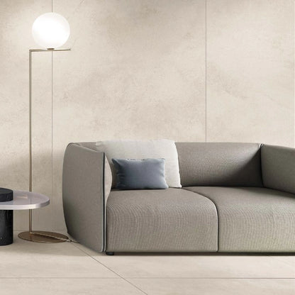 Casalgrande Padana Pietre di Sardegna 'Porto Rotondo Kontinua', crème wand en vloer in grote platen, met grijze bank