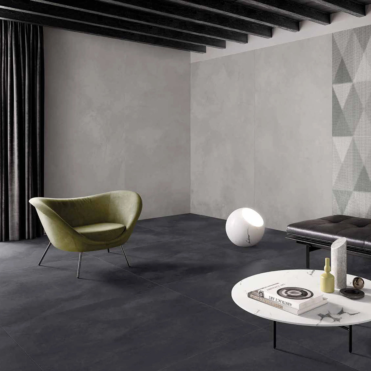 Casalgrande Padana Pietre di Sardegna 'Caprera', grijze wand, hier 120x240cm, met antraciet vloer en groene fauteuil
