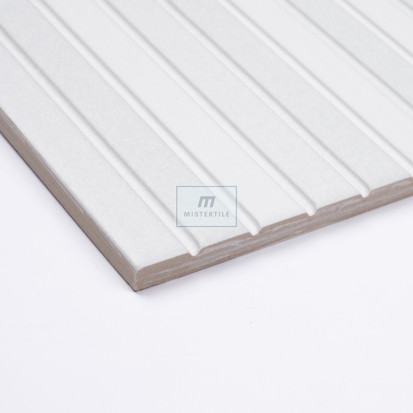 Estudio Cerámico Roku 'White', detail van de hoek en de dikte van de witte gegroefde wandtegel