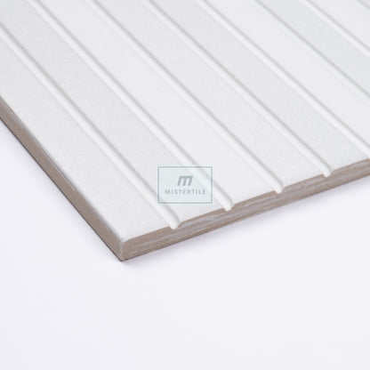 Estudio Cerámico Roku 'White', detail van de hoek en de dikte van de witte gegroefde wandtegel