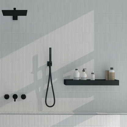 Estudio Cerámico Roku 'White', witte wandtegels in een inloopdouche met zwarte kraan, handdouche en wandplank