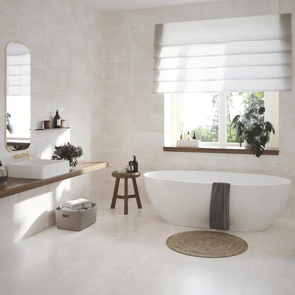 Keraben Rue 'Beige', lichte badkamer met beige wandtegels 25x50, vloertegels 45x45 en een vrijstaand bad