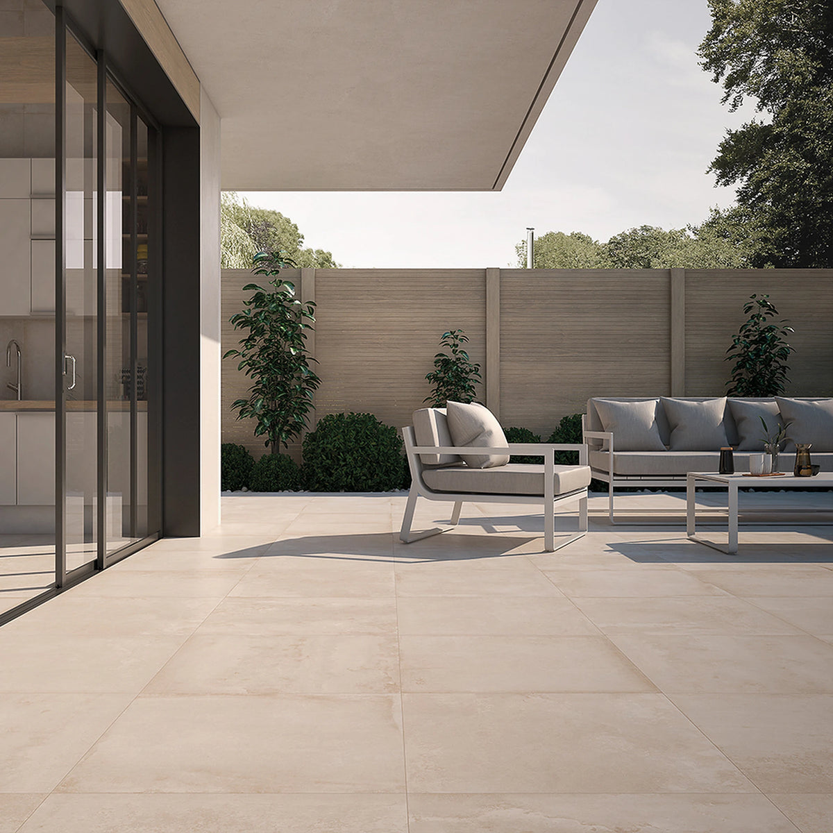 Keraben Rue de Paris 'Beige', terras met beige antislip vloertegels 75x75, loungebank en schuifpui