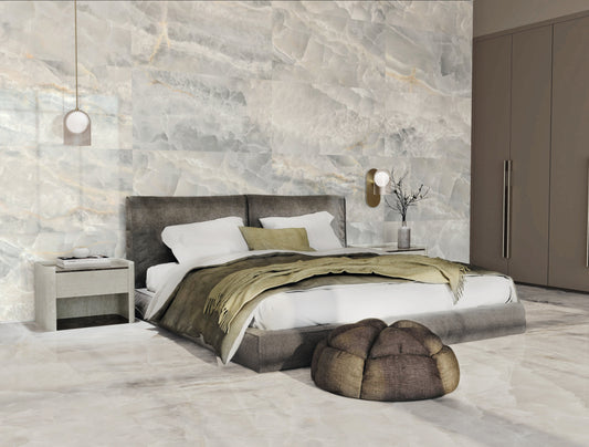 Azulejos Benadresa Saphire 'Nacre', grijze marmerlook als wand en vloer in een slaapkamer met bed en olijfgroene sprei