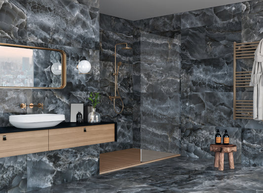 Azulejos Benadresa Saphire 'Nuit', donkergrijze marmerlook wanden en vloer in een badkamer met waskom en goudkleurige kraan