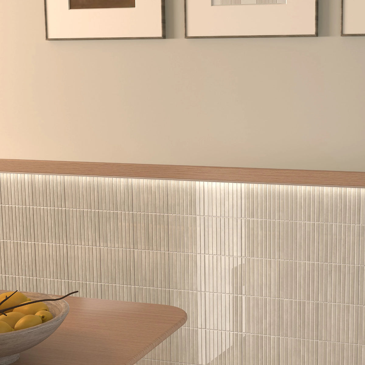 Estudio Cerámico Shallow 'Bone', beige ribbeltegels 14,7x14,7 als lambrisering onder een houten plank achter een eettafel