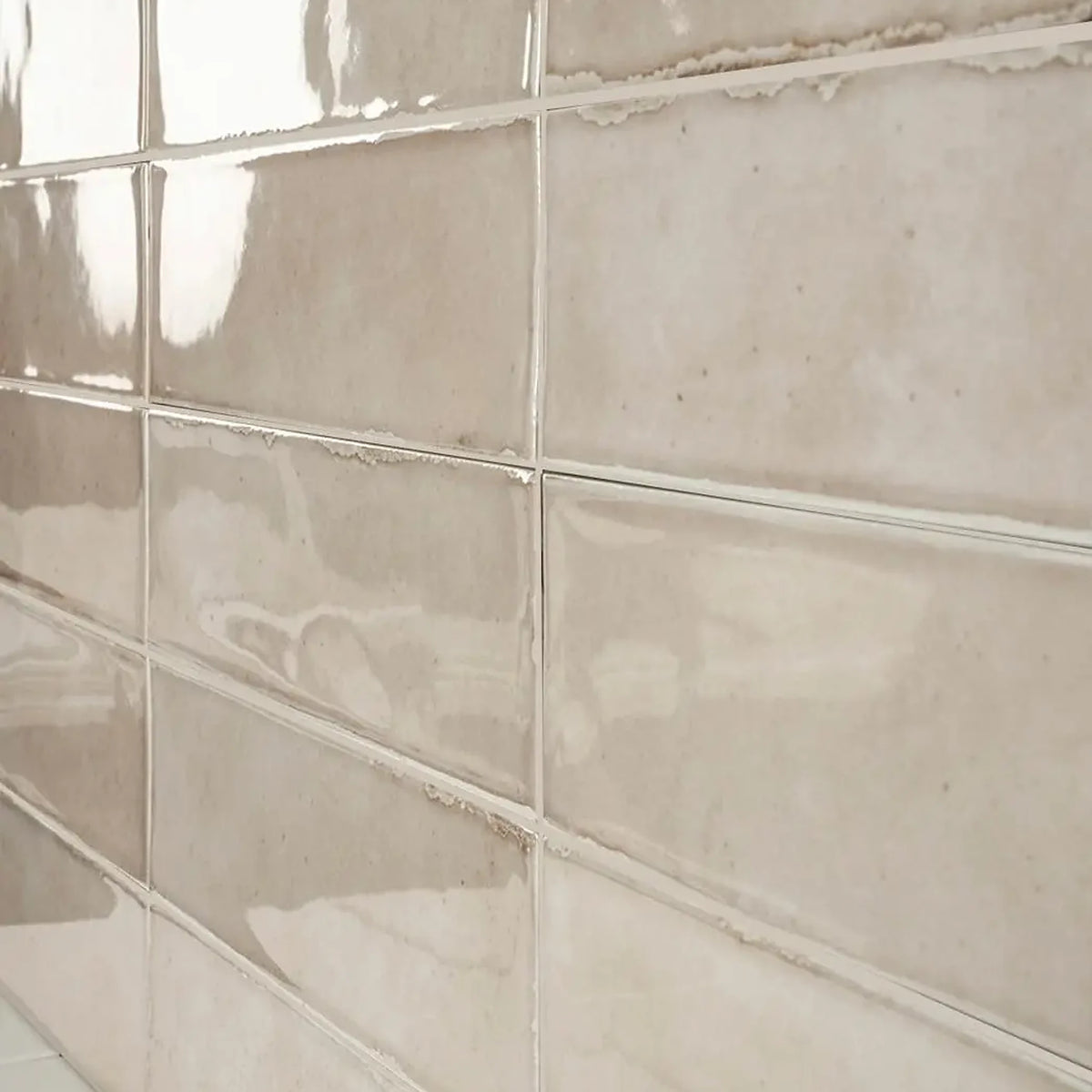 Estudio Cerámico Shallow 'Bone', detail van beige glanzende wandtegels 6,4x22,3 liggend verwerkt