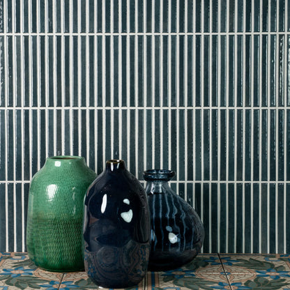 Estudio Cerámico Shallow 'Blue', donkerblauwe ribbeltegels 14,7x14,7 staand verwerkt met witte voeg en drie vazen