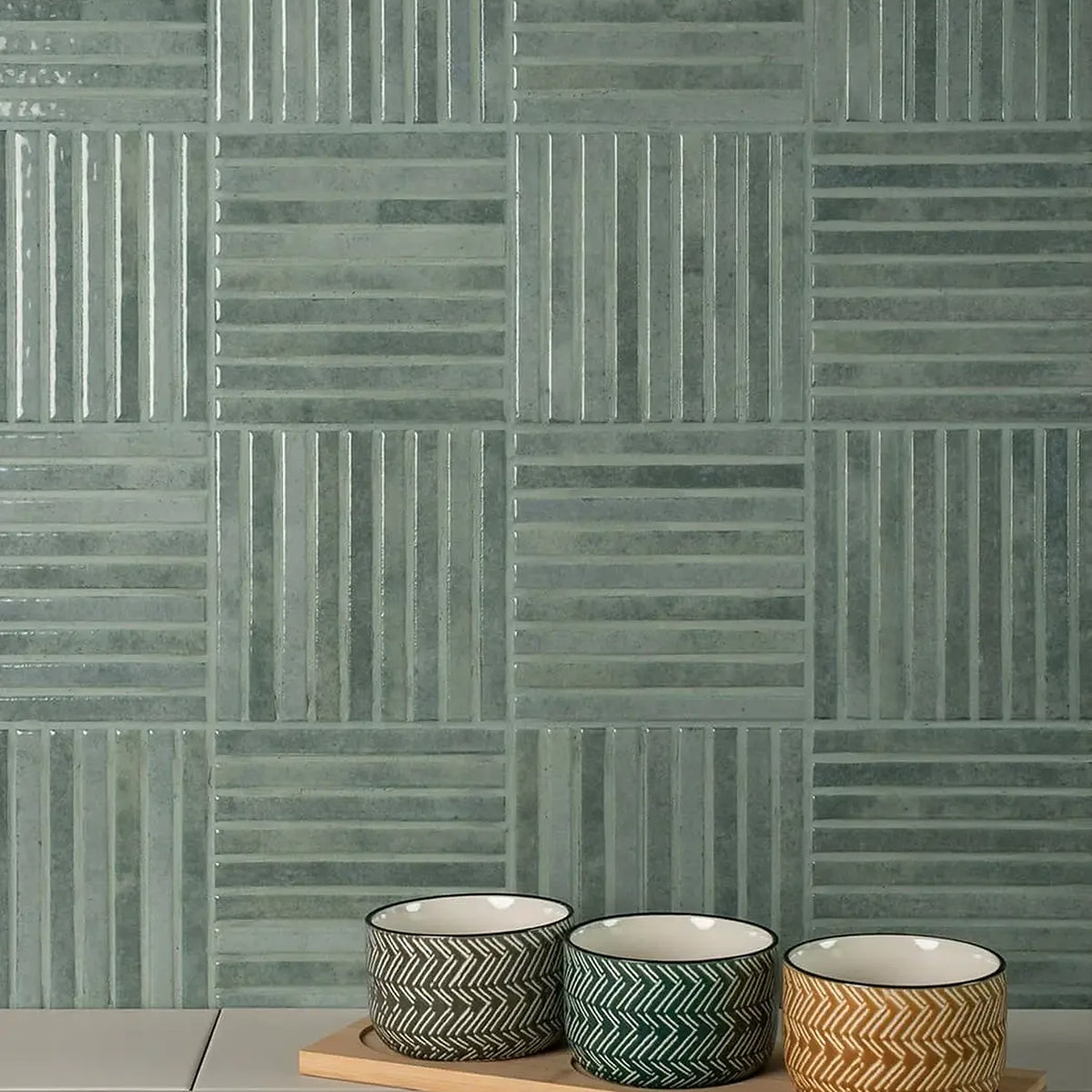 Estudio Cerámico Shallow 'Turquoise', blauwgroene ribbeltegels 14,7x14,7 in blokpatroon met drie schaaltjes op een plankje