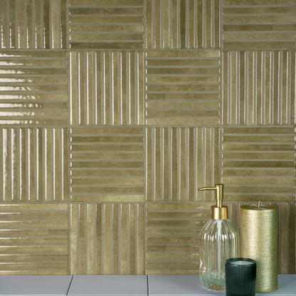Estudio Cerámico Shallow 'Musk', groenbruine ribbeltegels 14,7x14,7 in blokpatroon met zeeppomp en kaarsen