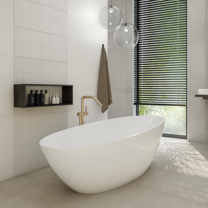 Cerpa Cerámica Space 'Decor Gris', lichtgrijze wandtegels met verticaal reliëf in een badkamer met vrijstaand bad