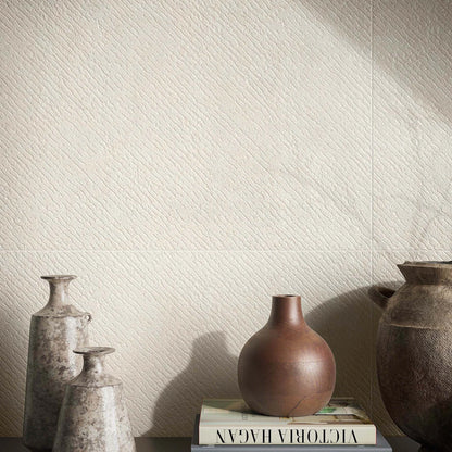Casalgrande Padana Stile 'White Smoke', crème wandtegels met diagonale structuur 60x120cm achter vazen op een plank