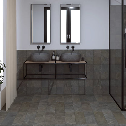 Estudio Cerámico Stone Peak 'Iron', badkamer met bruine wandtegels 15x15 en vloertegels 15x50