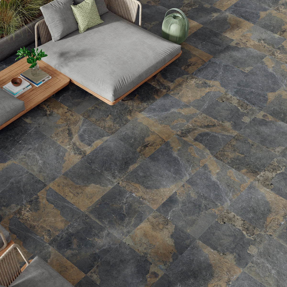 STN Cerámica Strato 'Natural', hier als 2 cm buitentegel 60x60cm op een terras met loungebank