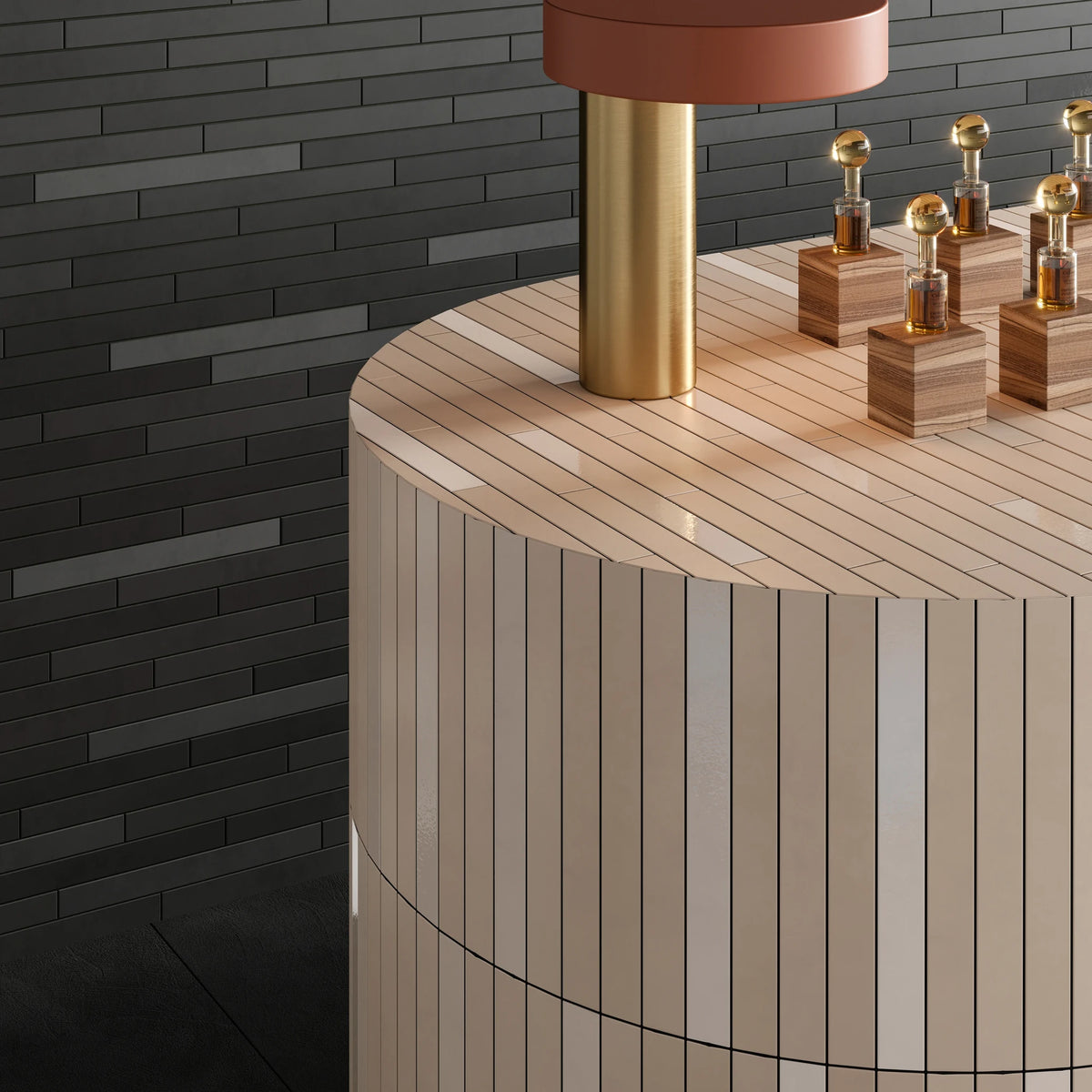 Keradom Twiggy 'Nudo', ronde zuil met beige tegels in mat en glans voor een zwarte tegelwand, met parfumflesjes