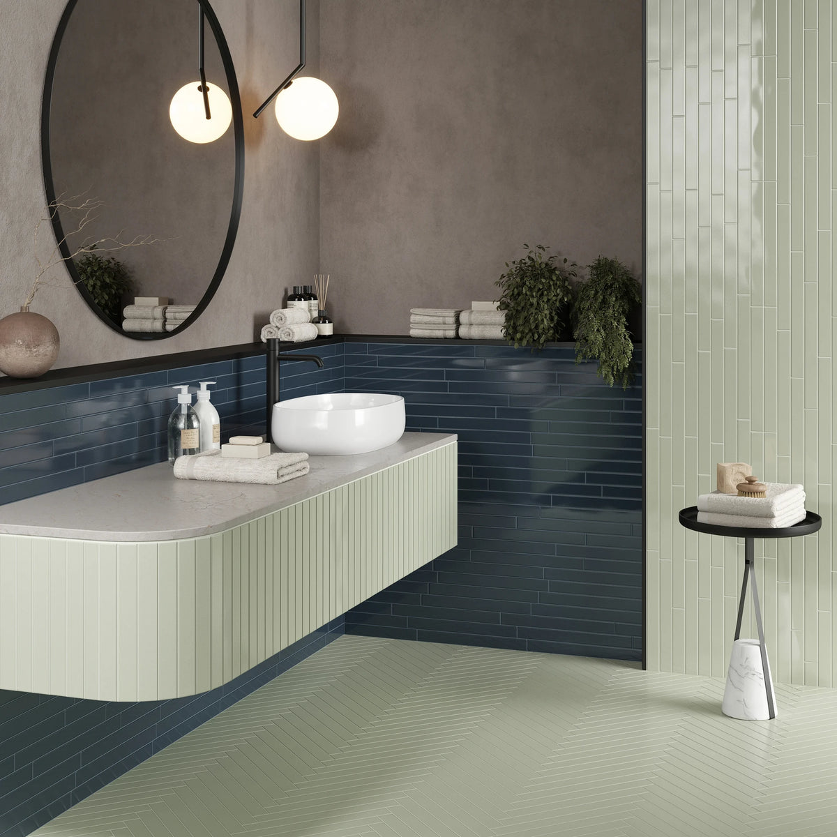 Keradom Twiggy 'Blu Petrolio', hier glanzende petrolblauwe wandtegels naast een mintgroene wand en visgraatvloer