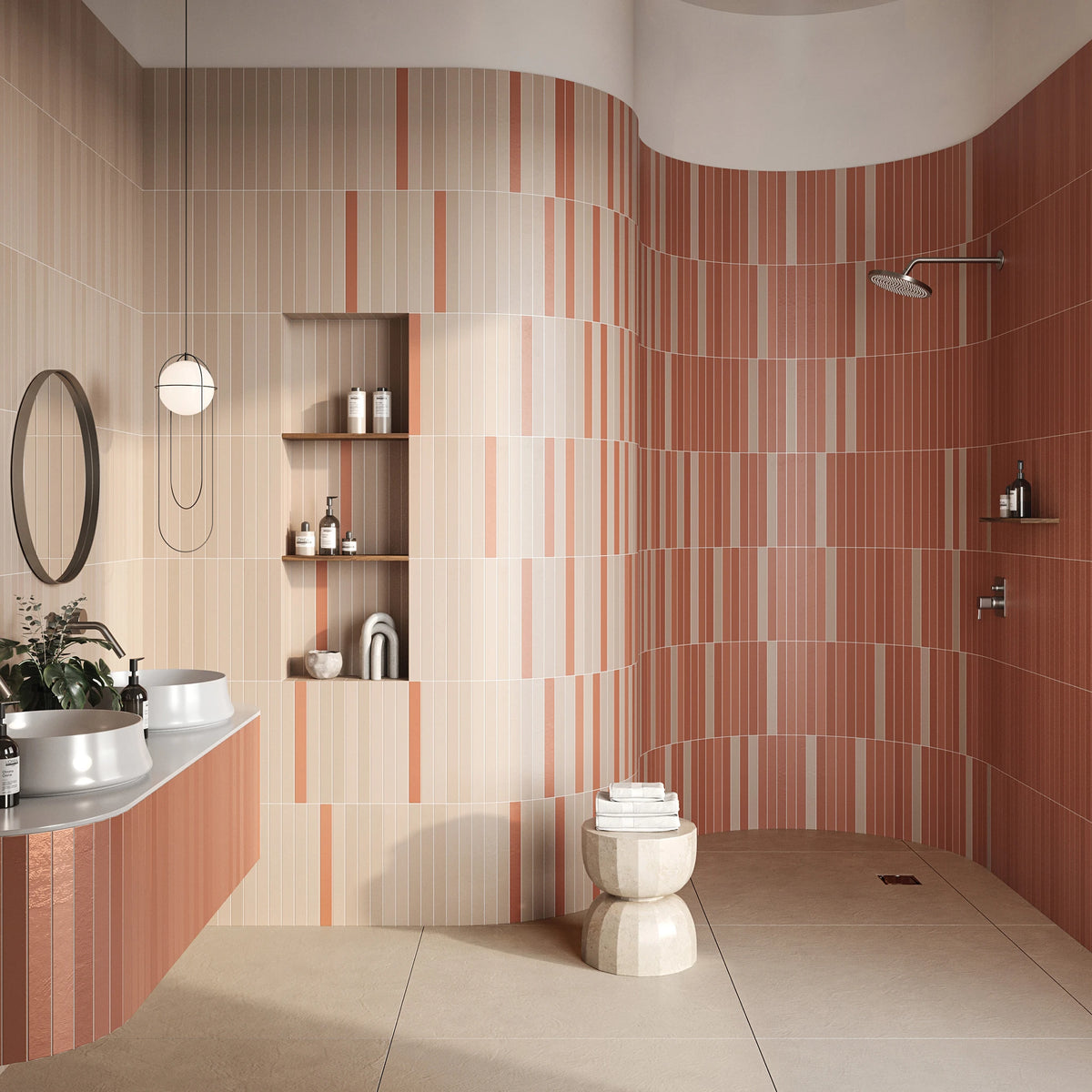 Keradom Twiggy 'Mattone', hier matte terracotta en beige tegels op een gebogen badkamerwand met inloopdouche