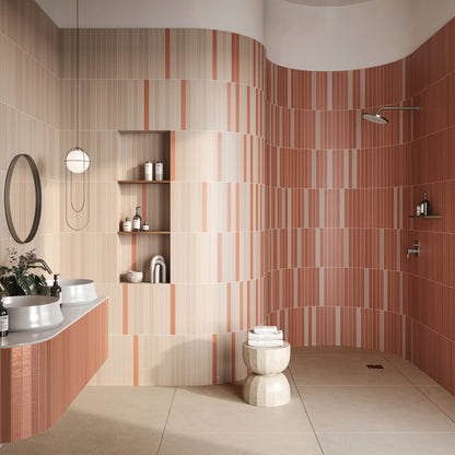 Keradom Twiggy 'Mattone', hier matte terracotta en beige tegels op een gebogen badkamerwand met inloopdouche