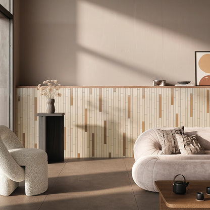 Keradom Twiggy 'Dune', hier matte zandgele wandtegels met taupe accenten achter een bank in een woonkamer
