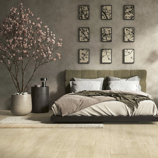 Castelvetro Unika 'Bianco', slaapkamer met lichte houtlook vloer in 20x120, laag bed en bloeiende tak