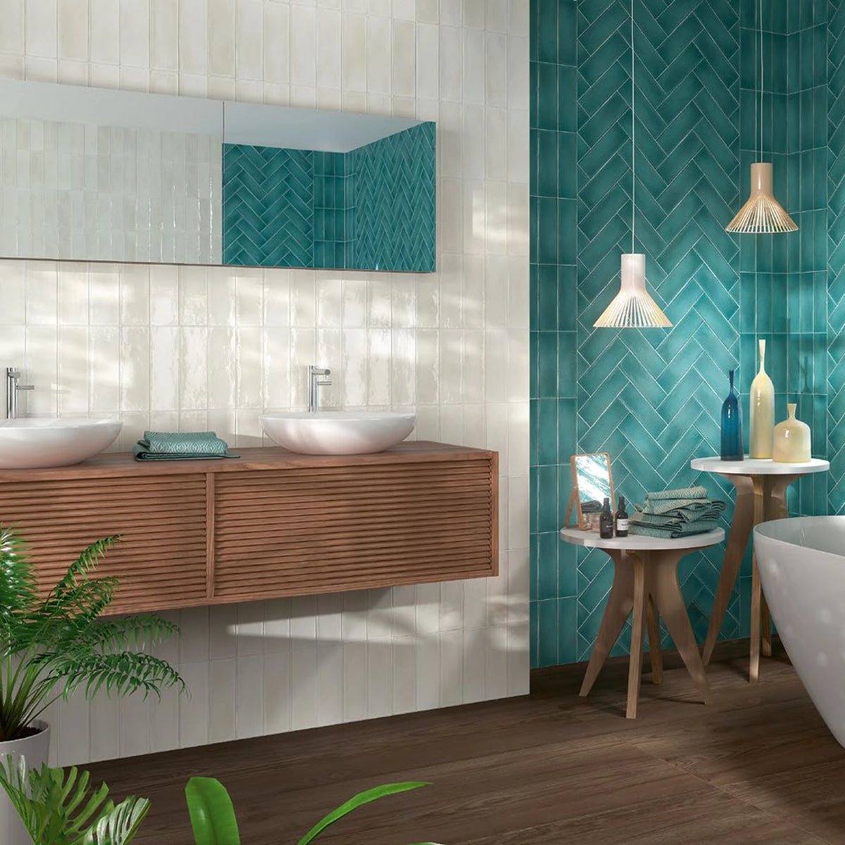 Estudio Cerámico Vermont 'Pearl', crèmewitte wandtegels in staand verband achter een dubbel badmeubel, met turquoise visgraat