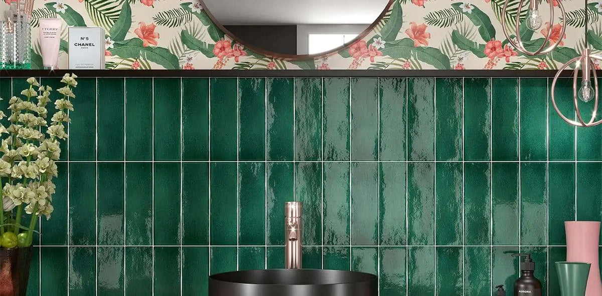 Estudio Cerámico Vermont 'Malachite Green', smaragdgroene wandtegels in staand verband achter een zwarte waskom, met behang