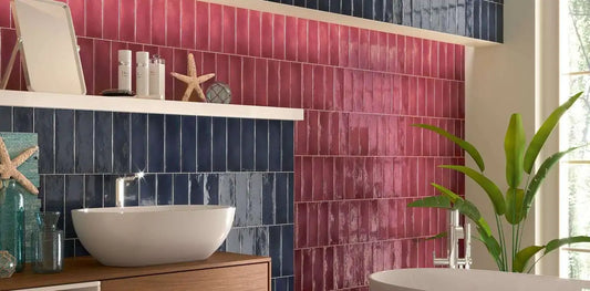 Estudio Cerámico Vermont 'Heritage Red', donkerblauwe en robijnrode wandtegels in staand verband in een badkamer met waskom