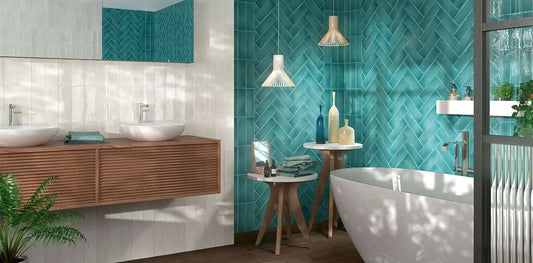Estudio Cerámico Vermont 'Tiffany', witte en turquoise wandtegels in visgraatverband in een badkamer met vrijstaand bad