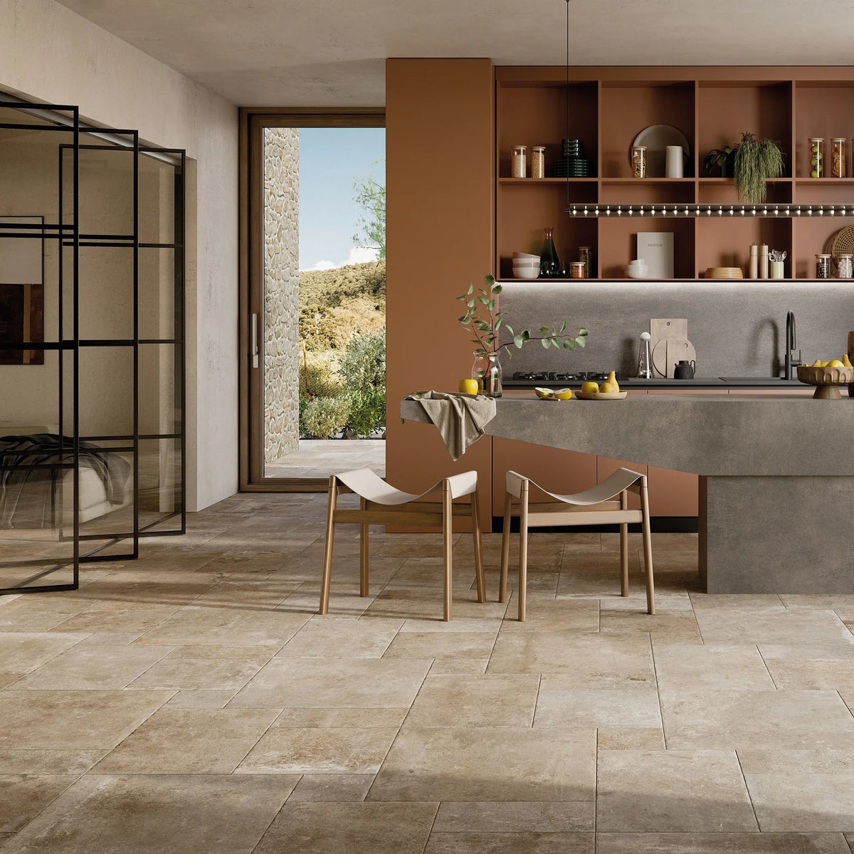 Ceramica Rondine Windsor 'Beige', beige vloer in modulair verband van vijf formaten in een keuken met terracotta kast