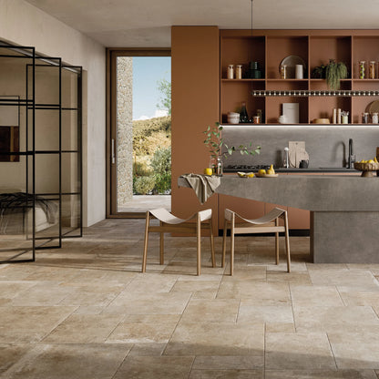 Ceramica Rondine Windsor 'Beige', beige vloertegels 60,9x60,9cm in modulair verband in een keuken met terracotta kast