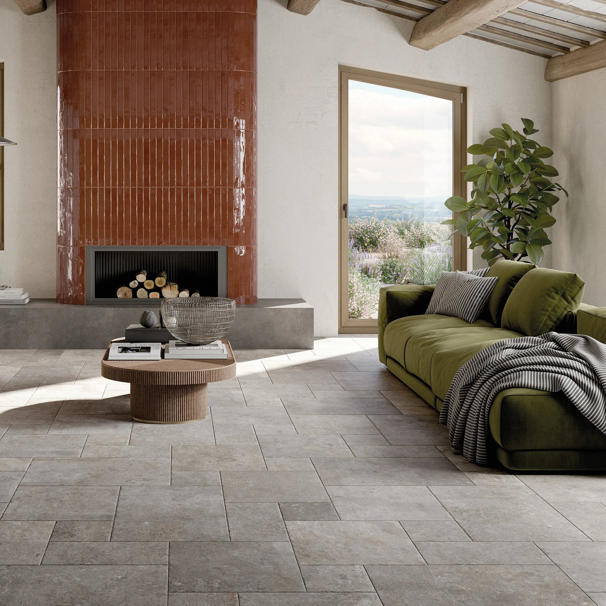 Ceramica Rondine Windsor 'Light Grey', grijze vloer in modulair verband van vier formaten in een woonkamer met rode haard