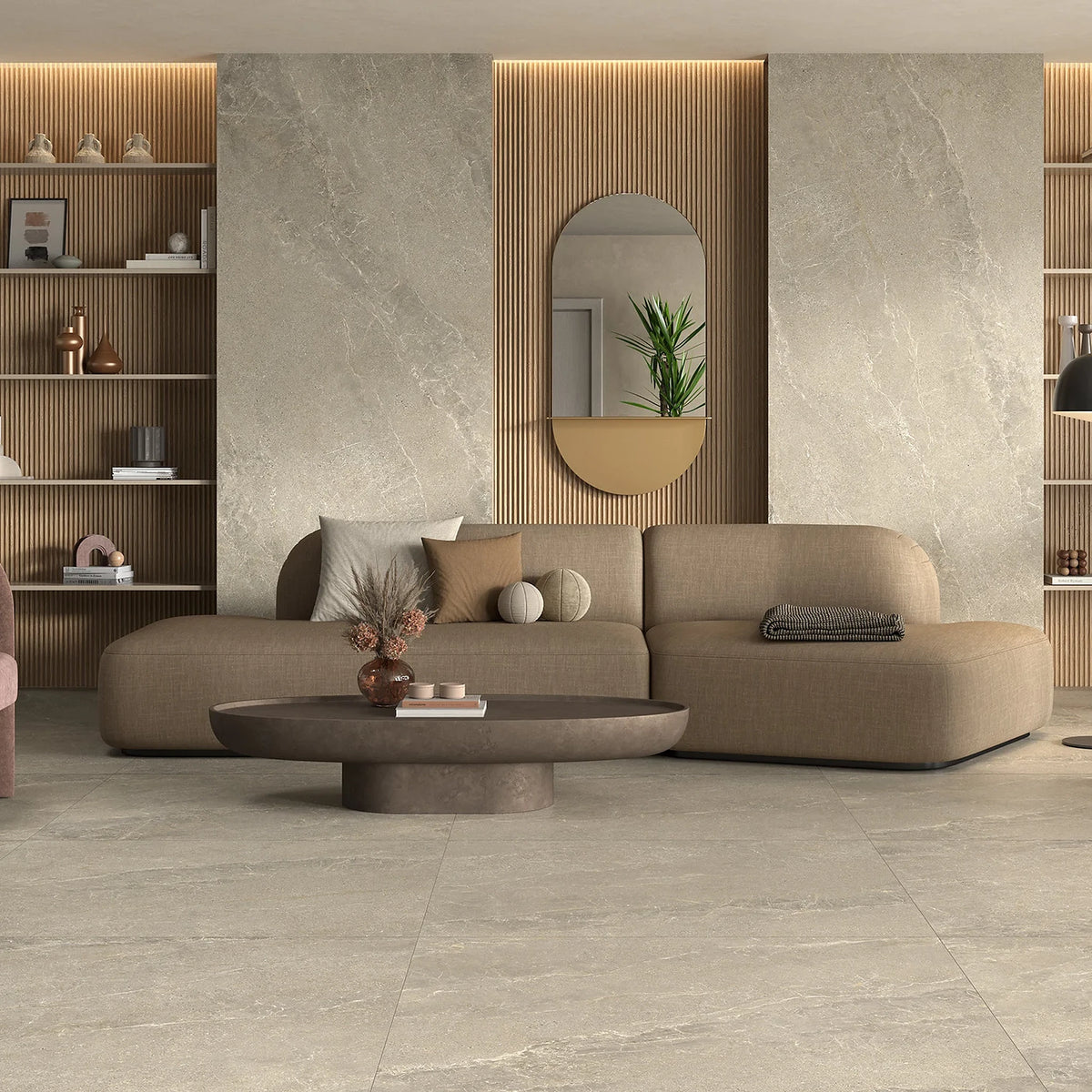 EnergieKer Wonder 'Dunes', beige vloertegels 120x120cm en wandtegels 120x280cm in een woonkamer met bank en wandkasten