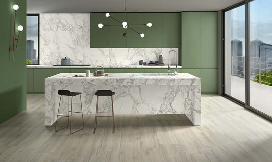 EnergieKer Woodbreak 'Larch', lichtbeige houtlook vloertegels in een keuken met groene kasten en marmeren kookeiland