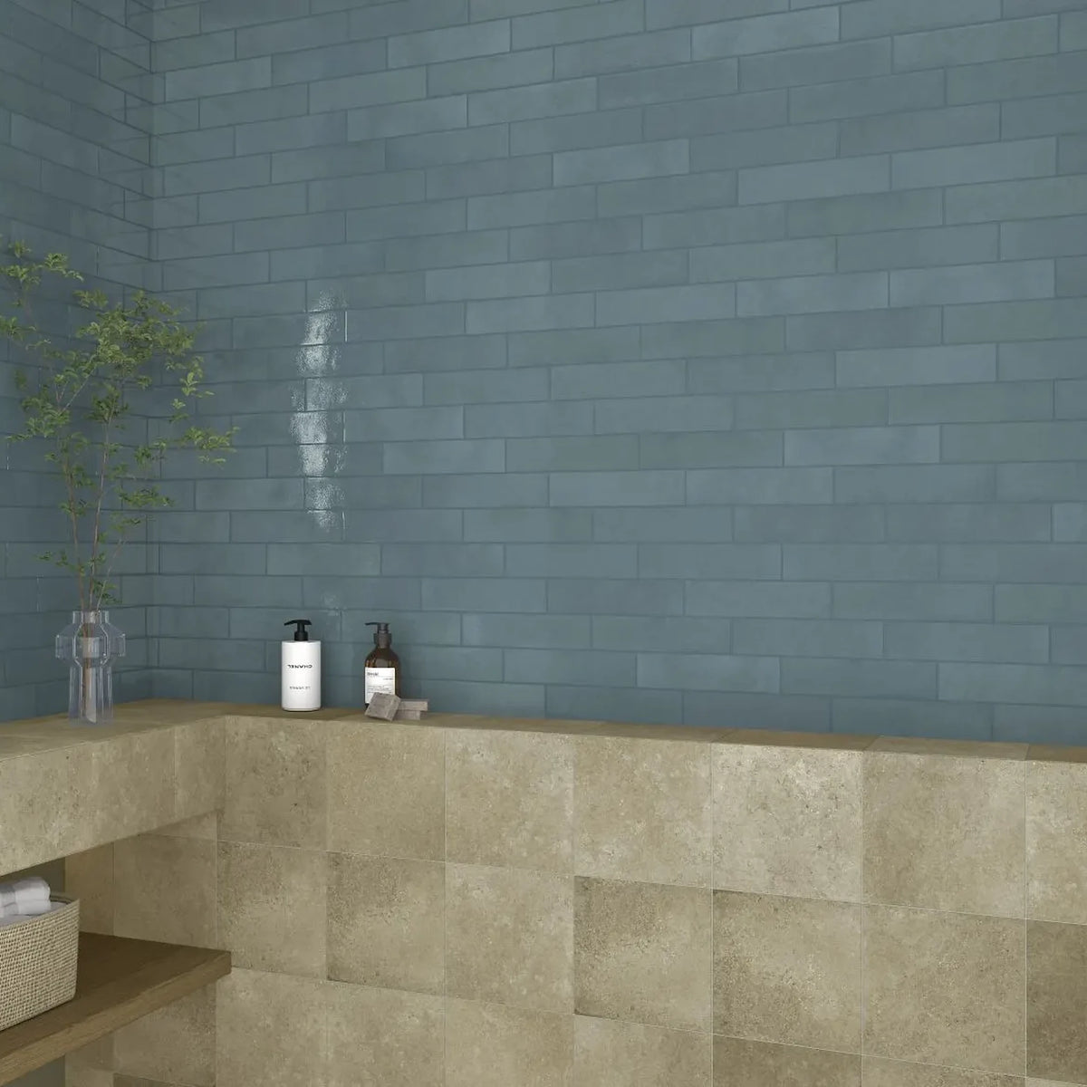 Estudio Cerámico Zellij 'Ocean', blauwe wandtegels 6,2x25cm in halfsteensverband in een badkamer met zeeppompjes