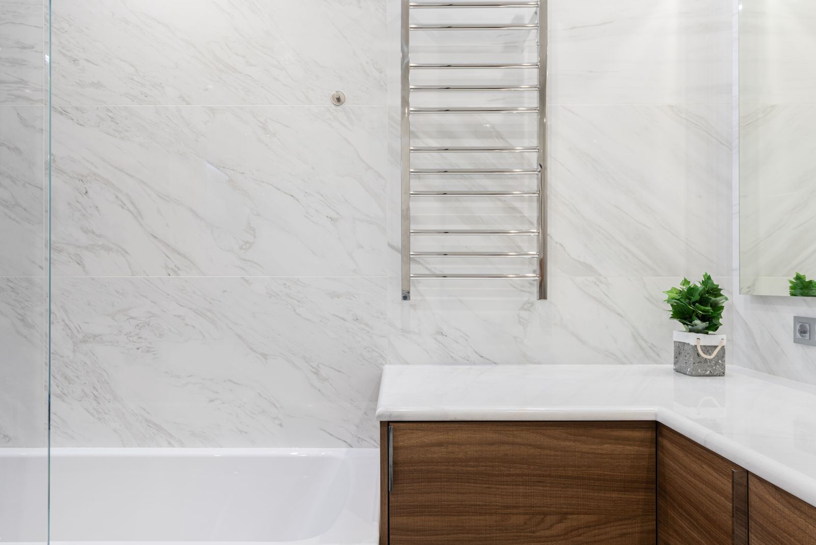 Lichte kleine badkamer met marmerlook en plant – MisterTile